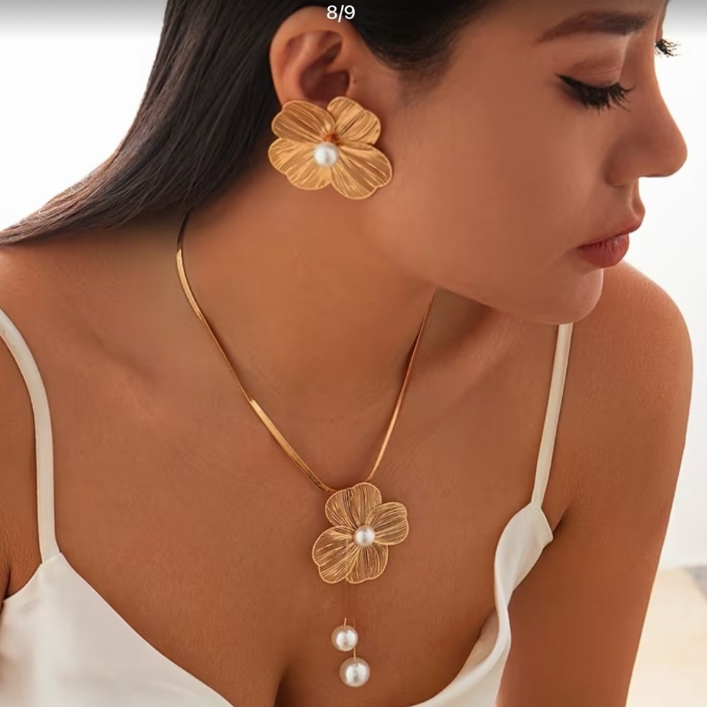 Elegant Gold Floral Necklace and Earring Set